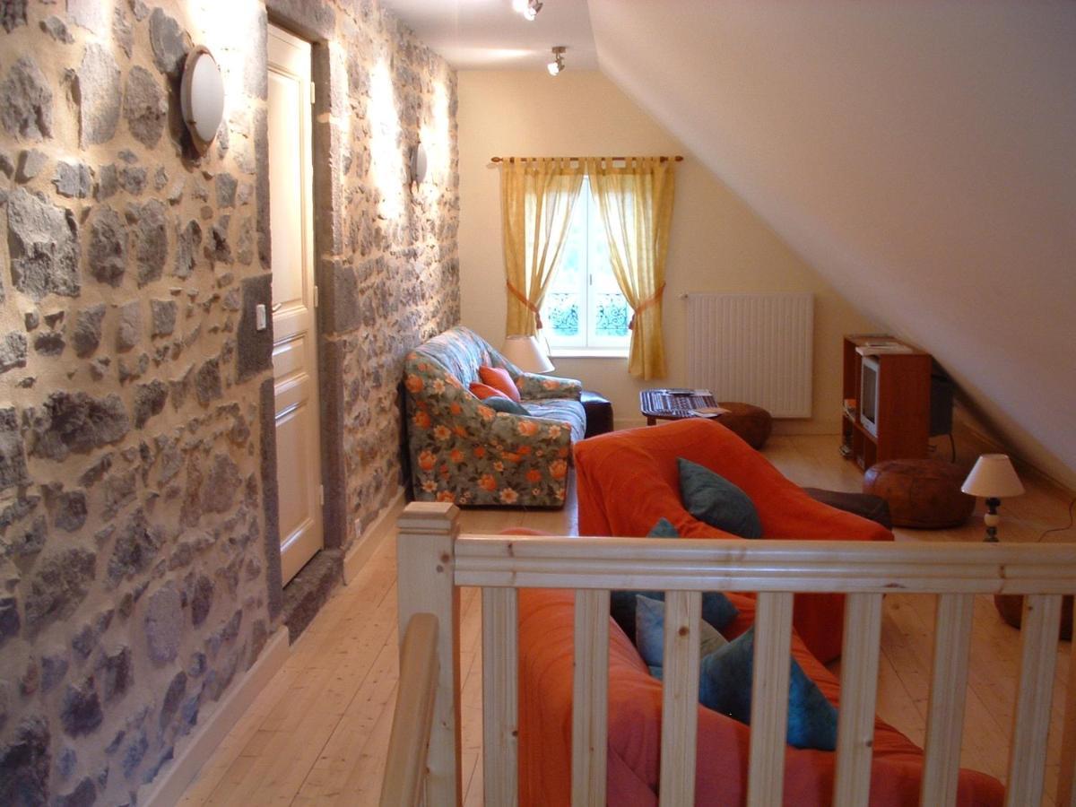 Maison D'Hotes La Nichee Rochefort-Montagne Экстерьер фото